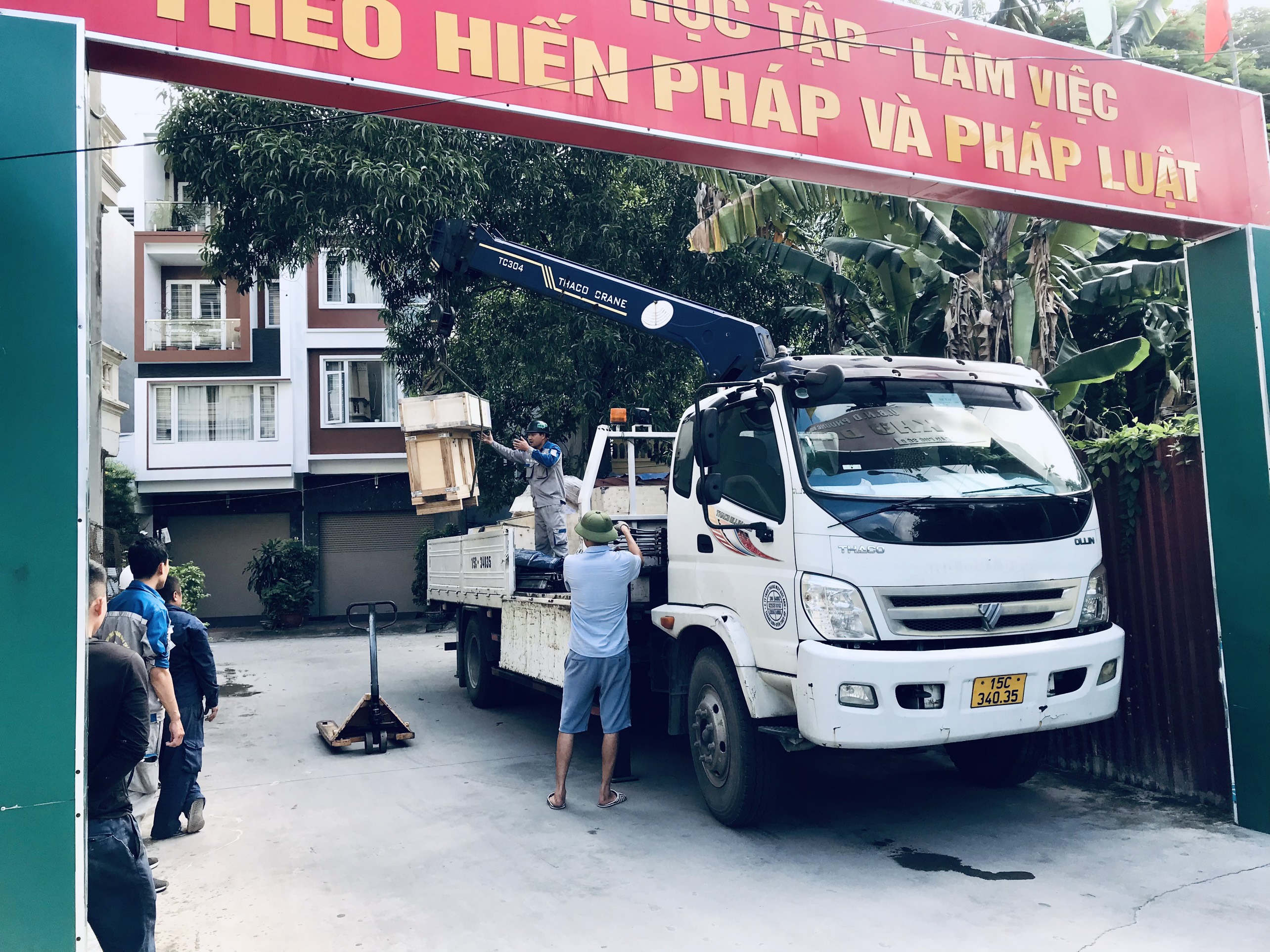 Vận chuyển linh kiện thang máy về công trình tại Đông Khê